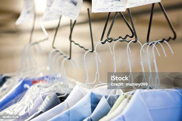 Ropa En Un Área De Limpieza Foto de stock y más banco de imágenes de Adulto - Adulto, Blanco - Color, Camisa