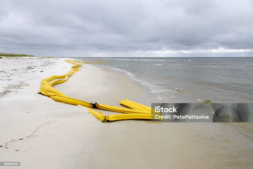 Aceite de boom lavados ashore en la playa de arena - Foto de stock de Derrame de petróleo libre de derechos