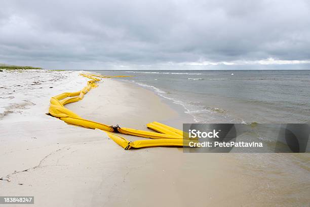 Boom Olio Trattata A Terra Sulla Spiaggia Di Sabbia - Fotografie stock e altre immagini di Chiazza di petrolio