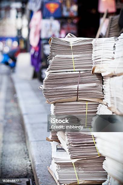 Pila De Periódicos En La Calle Foto de stock y más banco de imágenes de Calle - Calle, Montón, Periódico