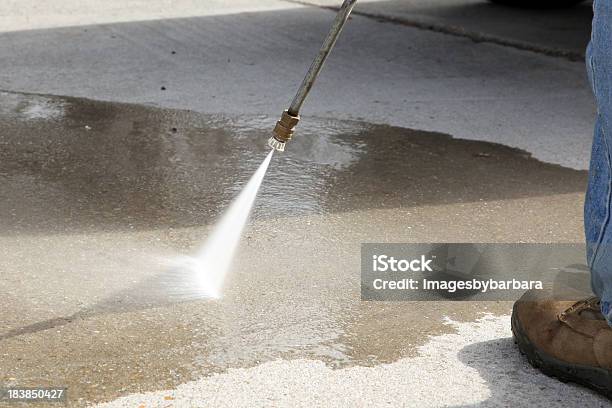 Aerosol De Alta Presión Foto de stock y más banco de imágenes de Limpiadora de alta presión - Limpiadora de alta presión, Camino de entrada, Fotografía - Imágenes