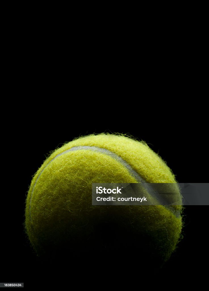 Balle de Tennis sur un fond noir - Photo de Tennis libre de droits