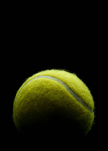 balle de tennis sur un fond noir - tennis ball tennis ball isolated photos et images de collection
