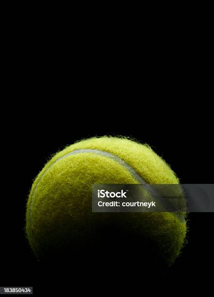 Tenis Piłka Na Czarnym Tle - zdjęcia stockowe i więcej obrazów Tenis - Tenis, Piłka do tenisa, Czarne tło