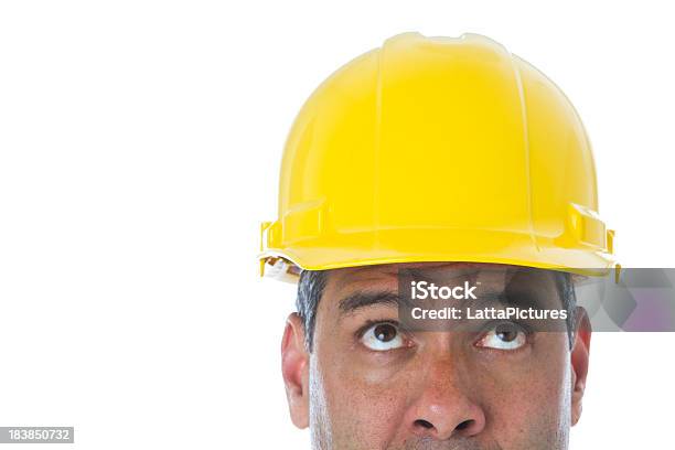 Der Mann Mit Schutzhelm Nachschlagen Bauarbeiter Stockfoto und mehr Bilder von Bauarbeiter - Bauarbeiter, Blick nach oben, Weißer Hintergrund