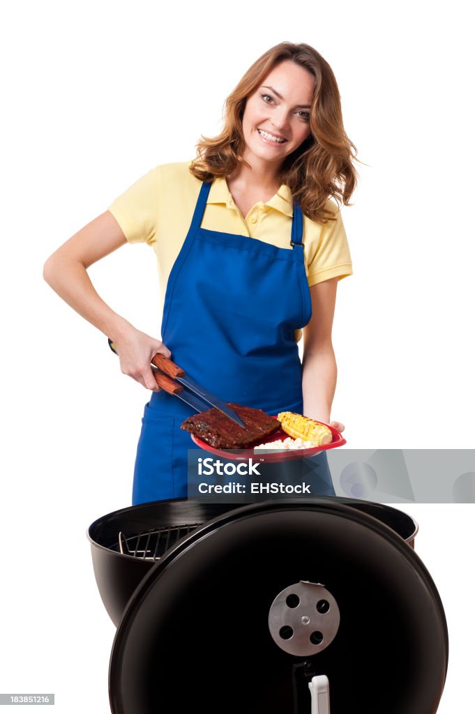 Giovane bionda donna cucinare con barbecue isolato su sfondo bianco - Foto stock royalty-free di Barbecue - Cibo