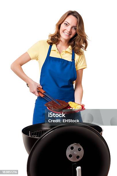 Giovane Bionda Donna Cucinare Con Barbecue Isolato Su Sfondo Bianco - Fotografie stock e altre immagini di Barbecue - Cibo