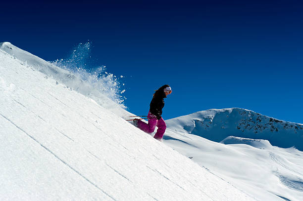 kobieta w śnieżny puch - skiing winter sport powder snow athlete zdjęcia i obrazy z banku zdjęć