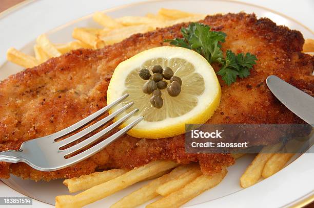 Wiener Schnitzel - Fotografie stock e altre immagini di Cotoletta impanata - Cotoletta impanata, Limone, Alla milanese