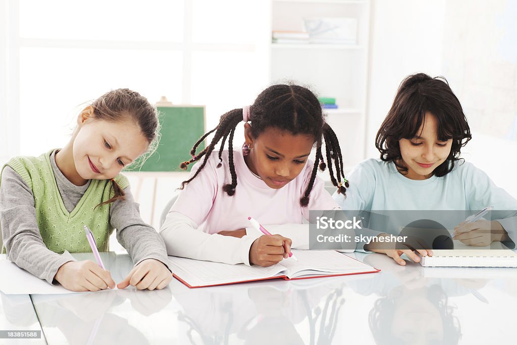 Nella scuola primaria: Bambini scrivere insieme. - Foto stock royalty-free di Afro-americano