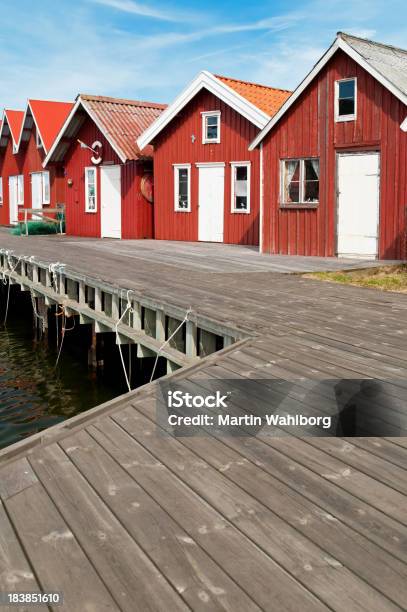 Embarcadero Y Boathouses Foto de stock y más banco de imágenes de Agua - Agua, Aire libre, Barraca