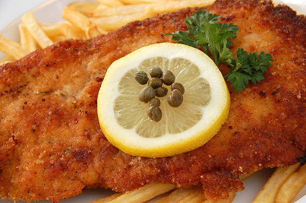 wiener schnitzel - cutlet schnitzel french fries scaloppini photos et images de collection