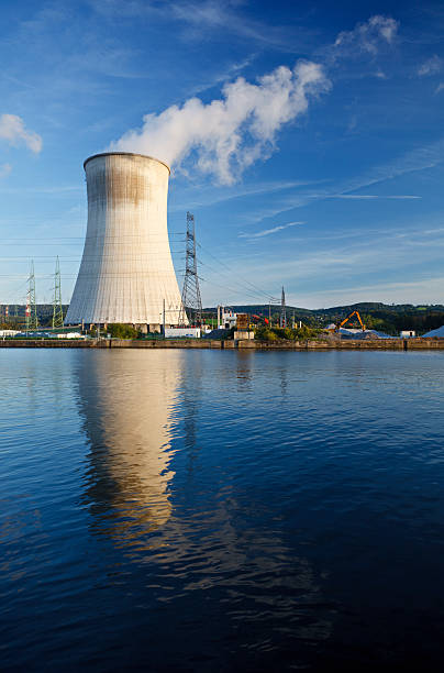 torre de enfriamiento de una central nuclear al río - tihange fotografías e imágenes de stock