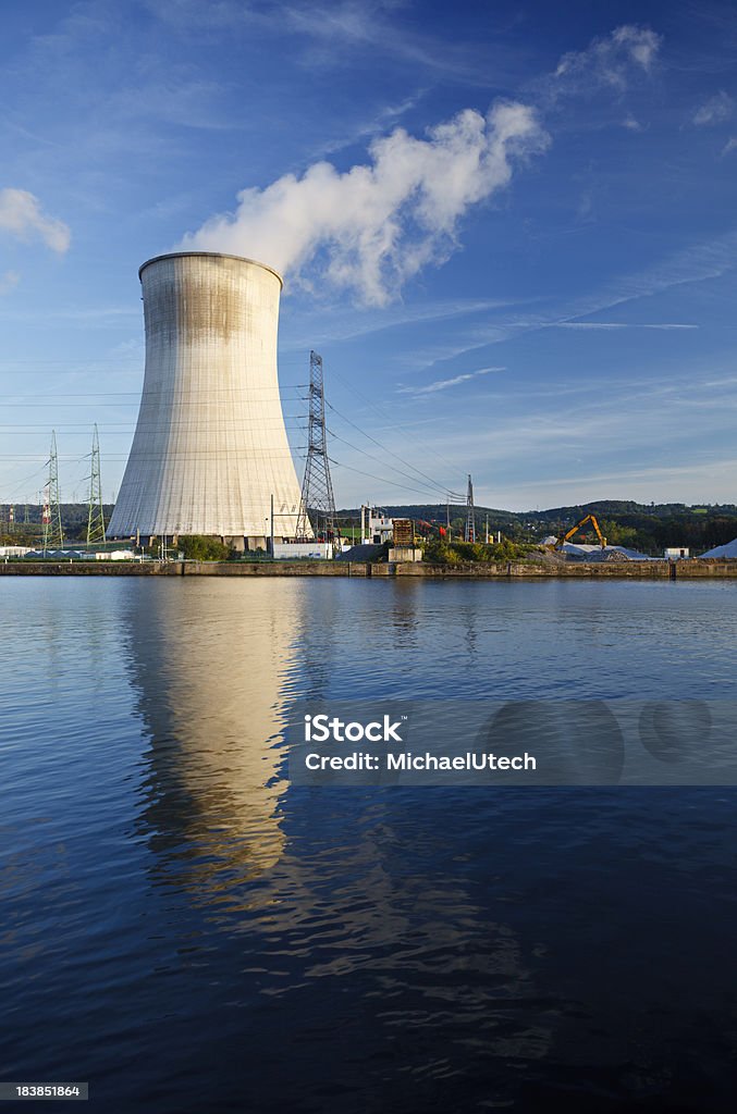 Torre di raffreddamento della centrale nucleare al fiume - Foto stock royalty-free di Centrale nucleare