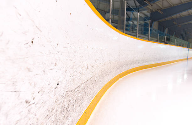 hockey rink corner boards - ijshockey mannen fotos stockfoto's en -beelden