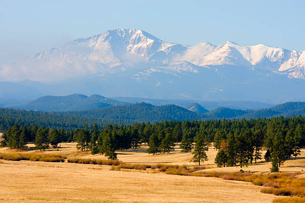 foggy pikes peak - 14000 foot peak zdjęcia i obrazy z banku zdjęć