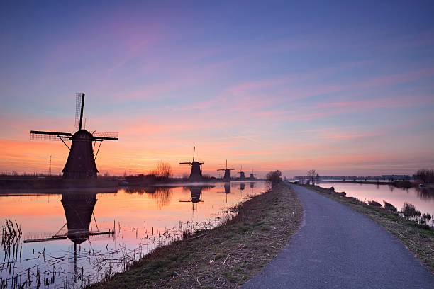 tradycyjne wiatraki w sunrise, kinderdijk, holandia - polder windmill space landscape zdjęcia i obrazy z banku zdjęć