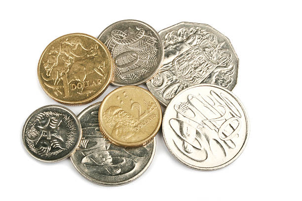 australian pièces de monnaie sur un arrière-plan blanc - number 10 gold business paper currency photos et images de collection