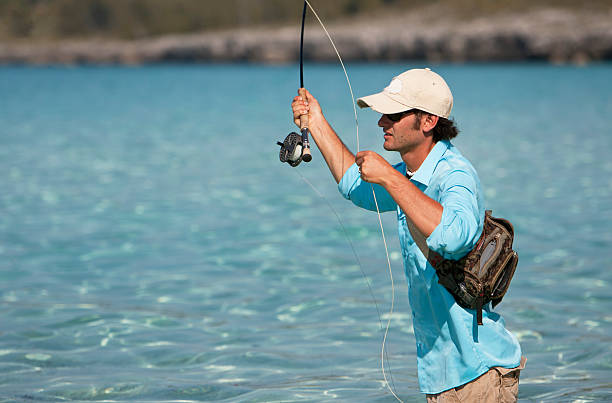 eau salée de la pêche à la mouche - bonefish photos et images de collection