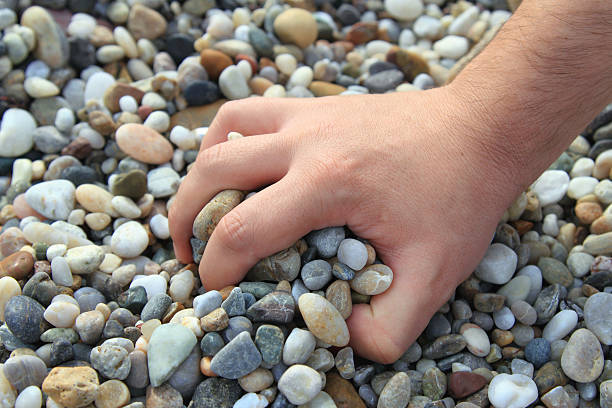 segure as pedras - throwing stone human hand rock - fotografias e filmes do acervo