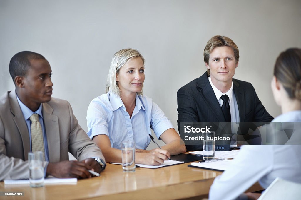 Las personas de negocios de llevar a cabo una entrevista para solicitantes - Foto de stock de Entrevista de trabajo libre de derechos