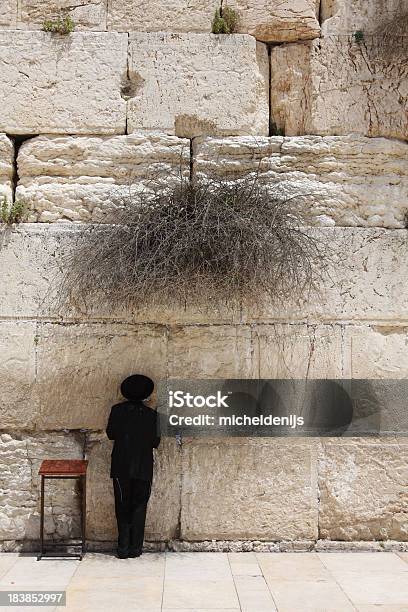 Por Ejemplo Jew Ortodoxo En El Muro De Las Lamentaciones Foto de stock y más banco de imágenes de Jerusalén