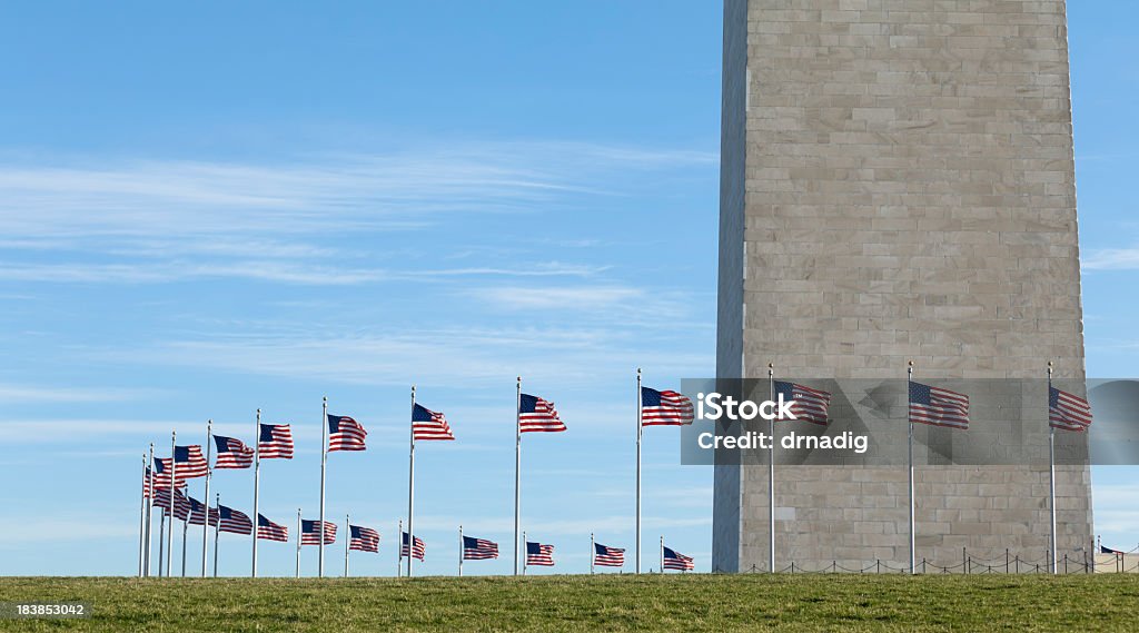 Monumento di Washington con anello di bandiere nazionali - Foto stock royalty-free di Washington DC