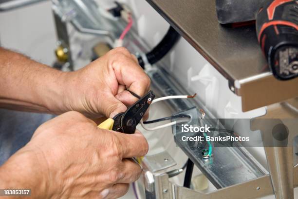 Photo libre de droit de Électricien Bandes Câbles Pour Linstallation Dun Lavevaisselle banque d'images et plus d'images libres de droit de Installer