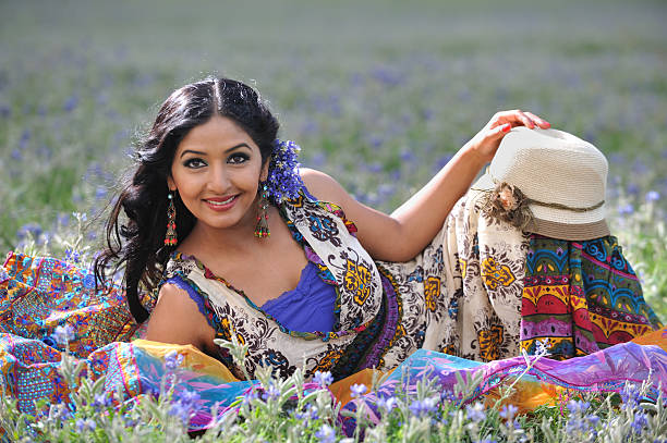красивая индийская женщина в поле wildflowers - side view southwest usa horizontal sun стоковые фото и изображения