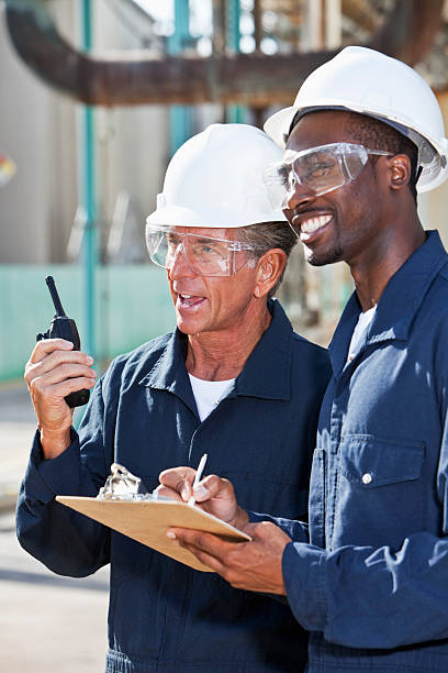 multirazziale lavoratori in pianta industriale - manufacturing occupation african descent refinery manual worker foto e immagini stock