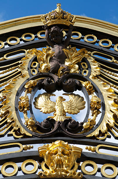 ornement royal or détail sur la porte de st james park, à londres - st edwards crown photos et images de collection