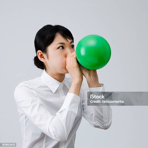 Photo libre de droit de Jeune Femme Souffle Un Ballon De Baudruche banque d'images et plus d'images libres de droit de Ballon de baudruche - Ballon de baudruche, Gonfler, Japonais