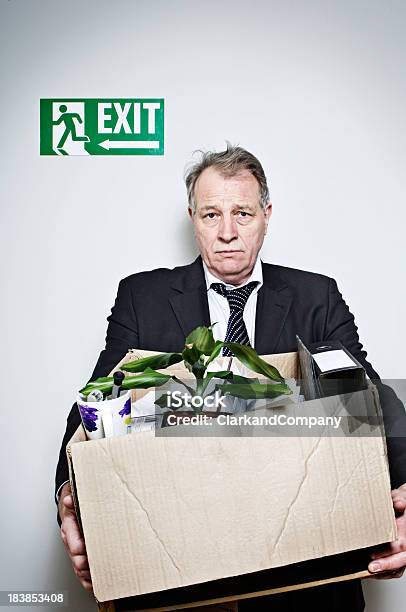 Empleado Senior Hombre Sido Leña Foto de stock y más banco de imágenes de Despedido - Despedido, Traje, Adulto