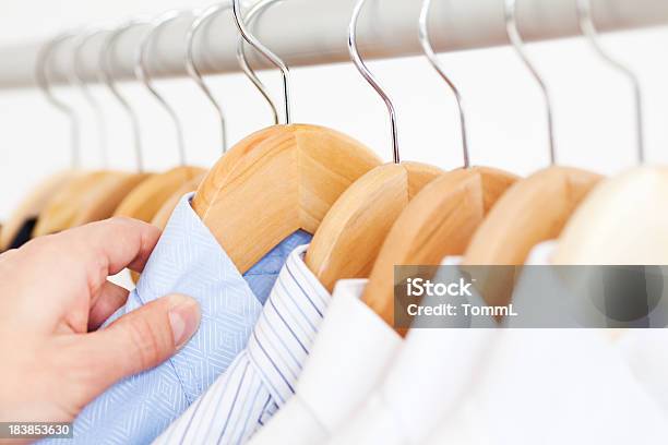 Camisa De Compra Foto de stock y más banco de imágenes de Agarrar - Agarrar, Boutique, Camisa