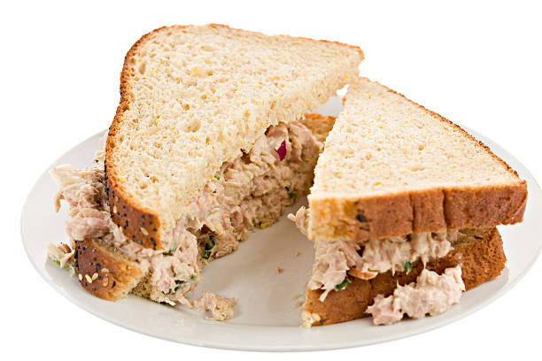 sanduíche de atum cortado ao meio - tuna salad sandwich - fotografias e filmes do acervo