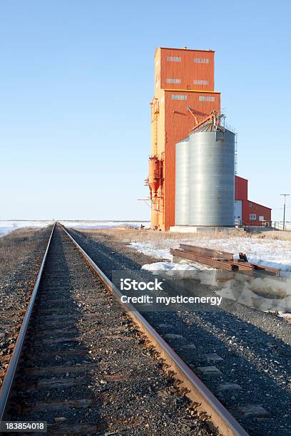 Silo - Fotografie stock e altre immagini di Architettura - Architettura, Canada, Composizione verticale