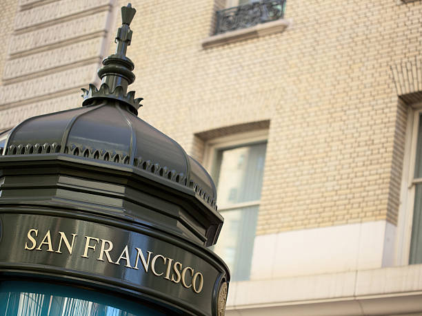 istock Downtown San Francisco sign and monument 183854148