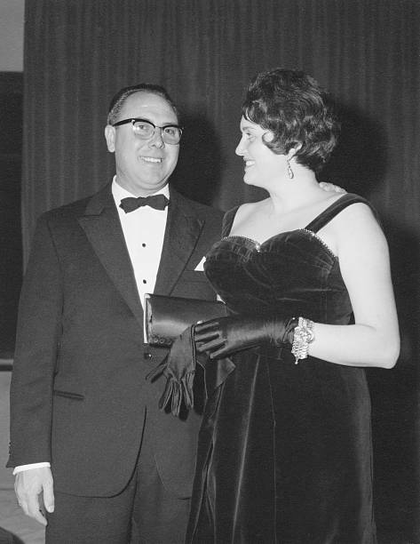paar genießen eine party in 1950.black und weiß - party old fashioned glamour high society stock-fotos und bilder
