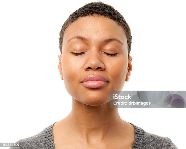 Tranquila Mujer Joven Con Los Ojos Cerrados Foto de stock y más banco de imágenes de Ojos cerrados - Ojos cerrados, Mujeres, Una sola mujer