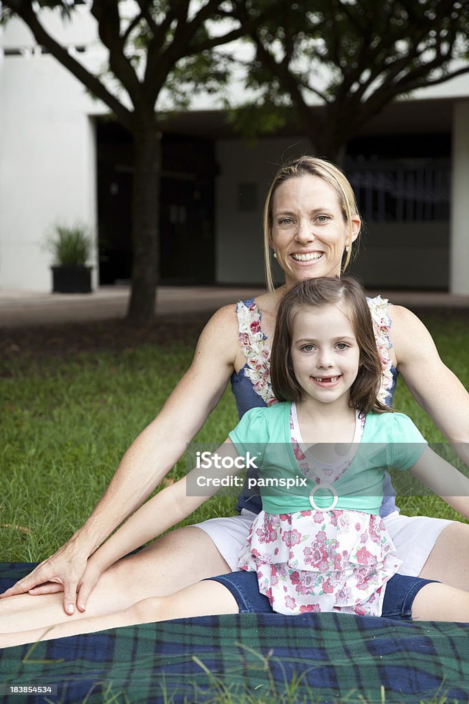 Saudáveis, ativas Mãe e filha sentada em pose de splits ao ar livre - Foto de stock de 30-34 Anos royalty-free