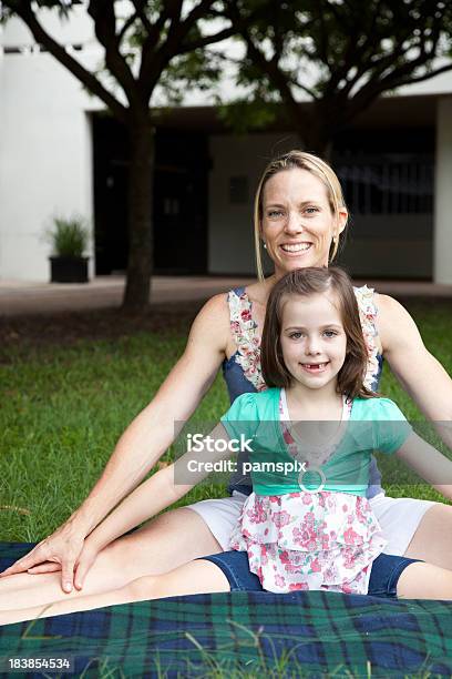 Foto de Saudáveis Ativas Mãe E Filha Sentada Em Pose De Splits Ao Ar Livre e mais fotos de stock de 30-34 Anos