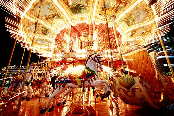 carrousel bei nacht - carousel horses stock-fotos und bilder