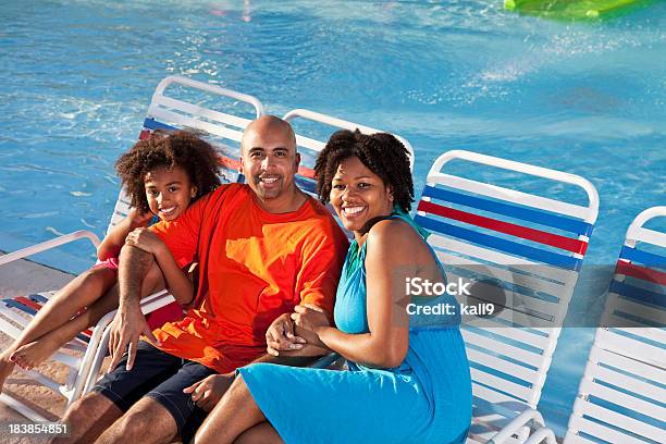 Afrikanische Amerikanische Familie Auf Loungesesseln Am Pool Stockfoto und mehr Bilder von 35-39 Jahre