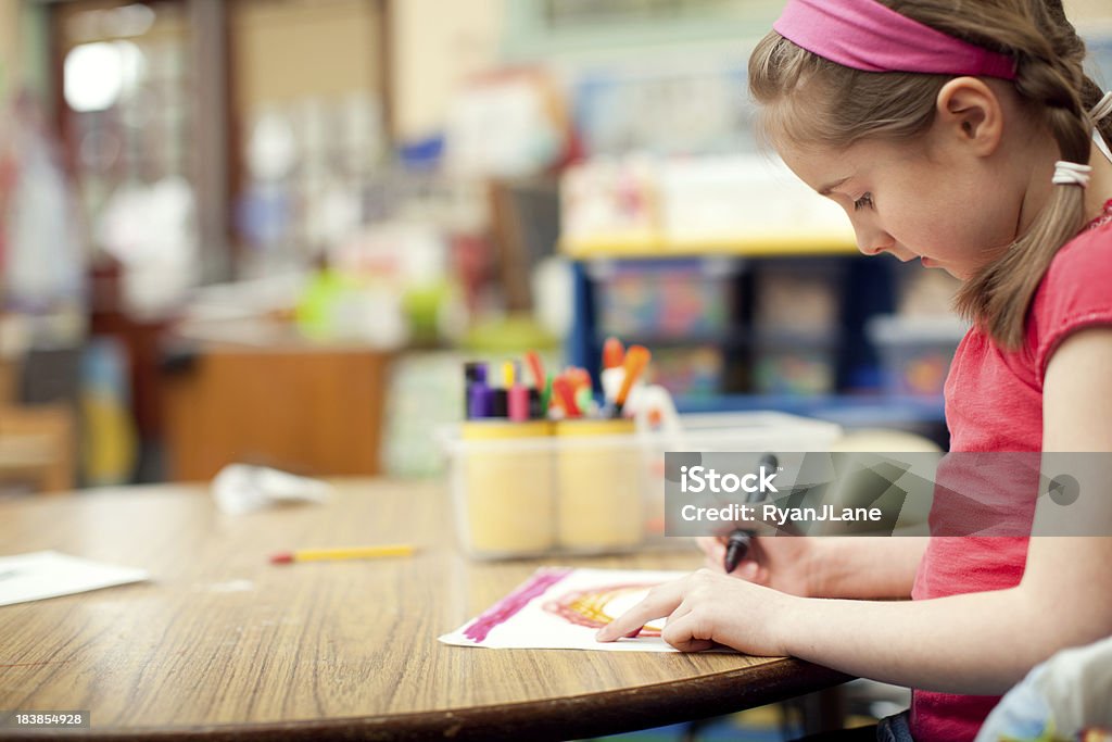 Fille étudiant à l'école de dessin une photo - Photo de Art libre de droits