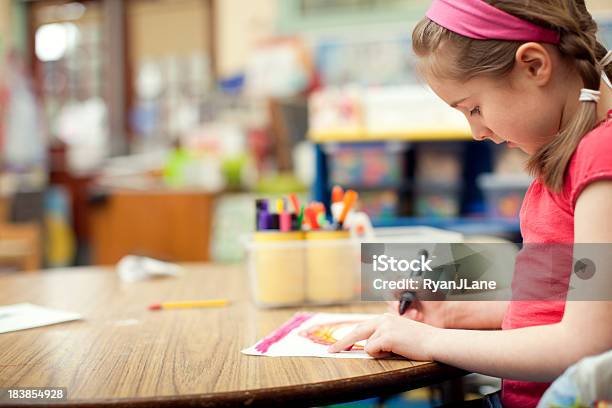 Девушка Студент Нарисовать Рисунок В Школе — стоковые фотографии и другие картинки В помещении - В помещении, Воображение, Горизонтальный