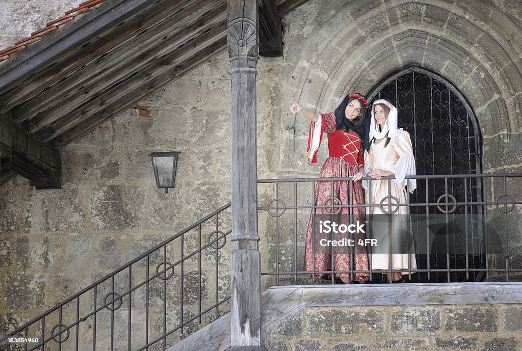 Fair Maiden en Medieval vestidos (XXXL - Foto de stock de Castillo - Estructura de edificio libre de derechos