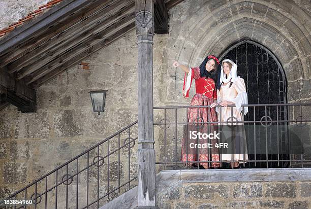 Fair Maiden En Medieval Vestidos Xxxl Foto de stock y más banco de imágenes de Castillo - Estructura de edificio - Castillo - Estructura de edificio, Medieval, Princesa