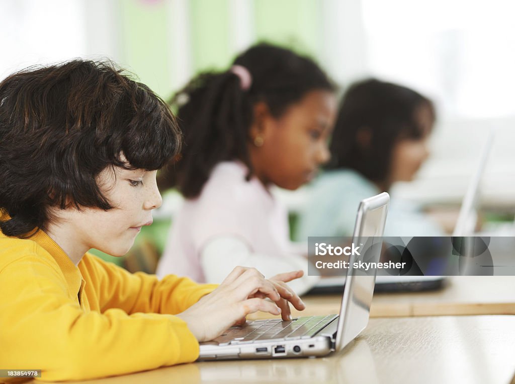 Drei Schüler Arbeiten an Ihrem Laptop. - Lizenzfrei Afrikanischer Abstammung Stock-Foto