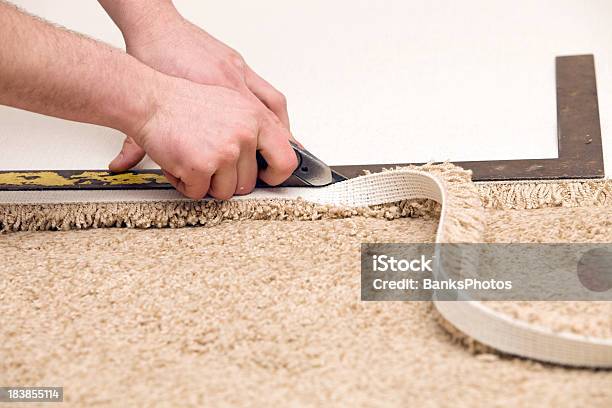 Instalador De Corte Con Alfombra Y Cuchillo De Borde Recto Foto de stock y más banco de imágenes de Afilado