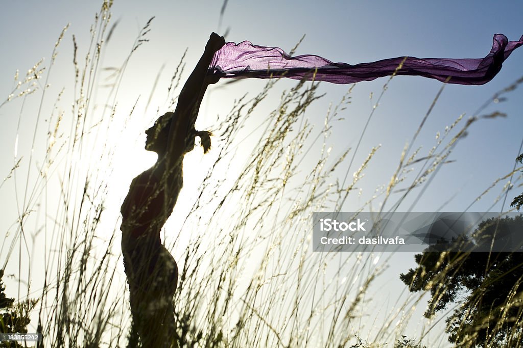 Silhueta de desfrutar a natureza vida - Foto de stock de Adulto royalty-free